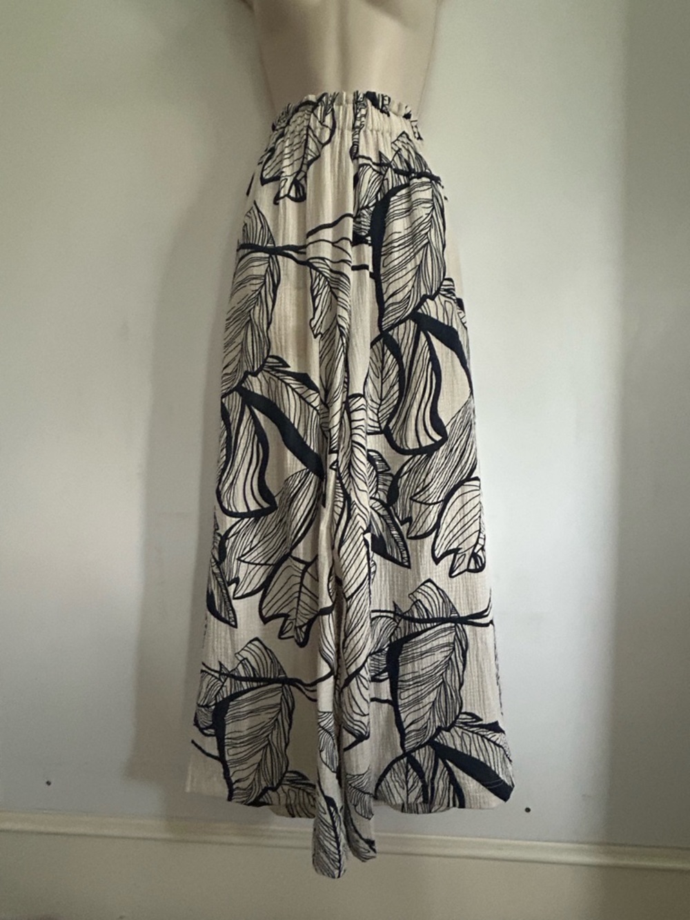 Cream and Navy Leaf Print Wide Leg Pant  NWOT SZ M NWOT